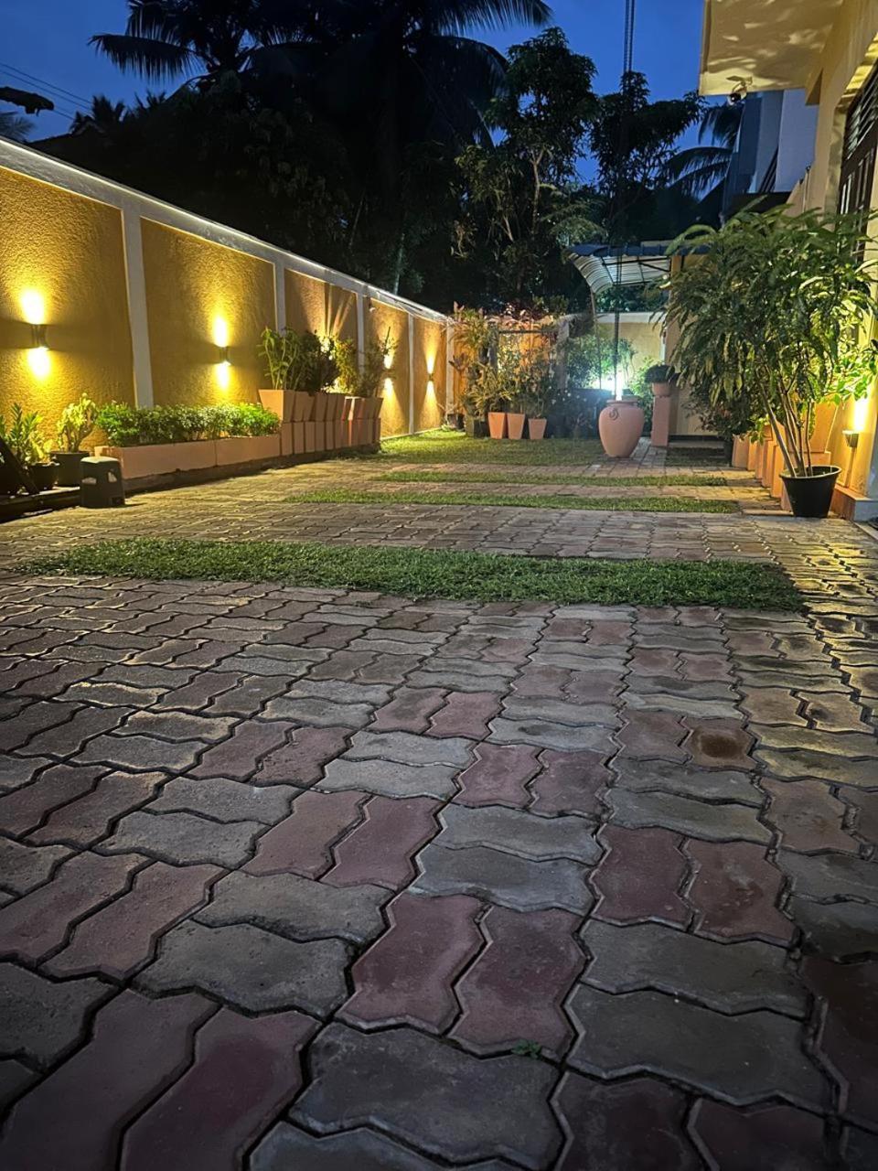 Lahiru Airport Villa Andiambalama Esterno foto