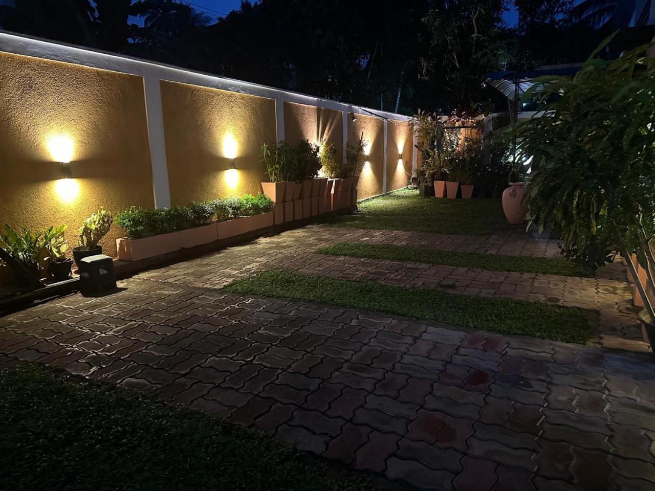 Lahiru Airport Villa Andiambalama Esterno foto