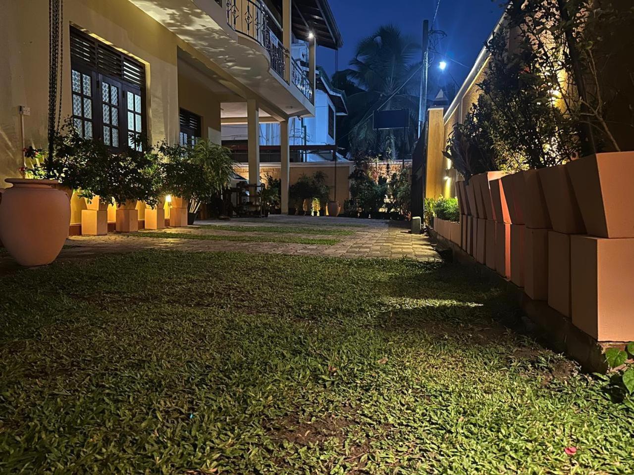 Lahiru Airport Villa Andiambalama Esterno foto
