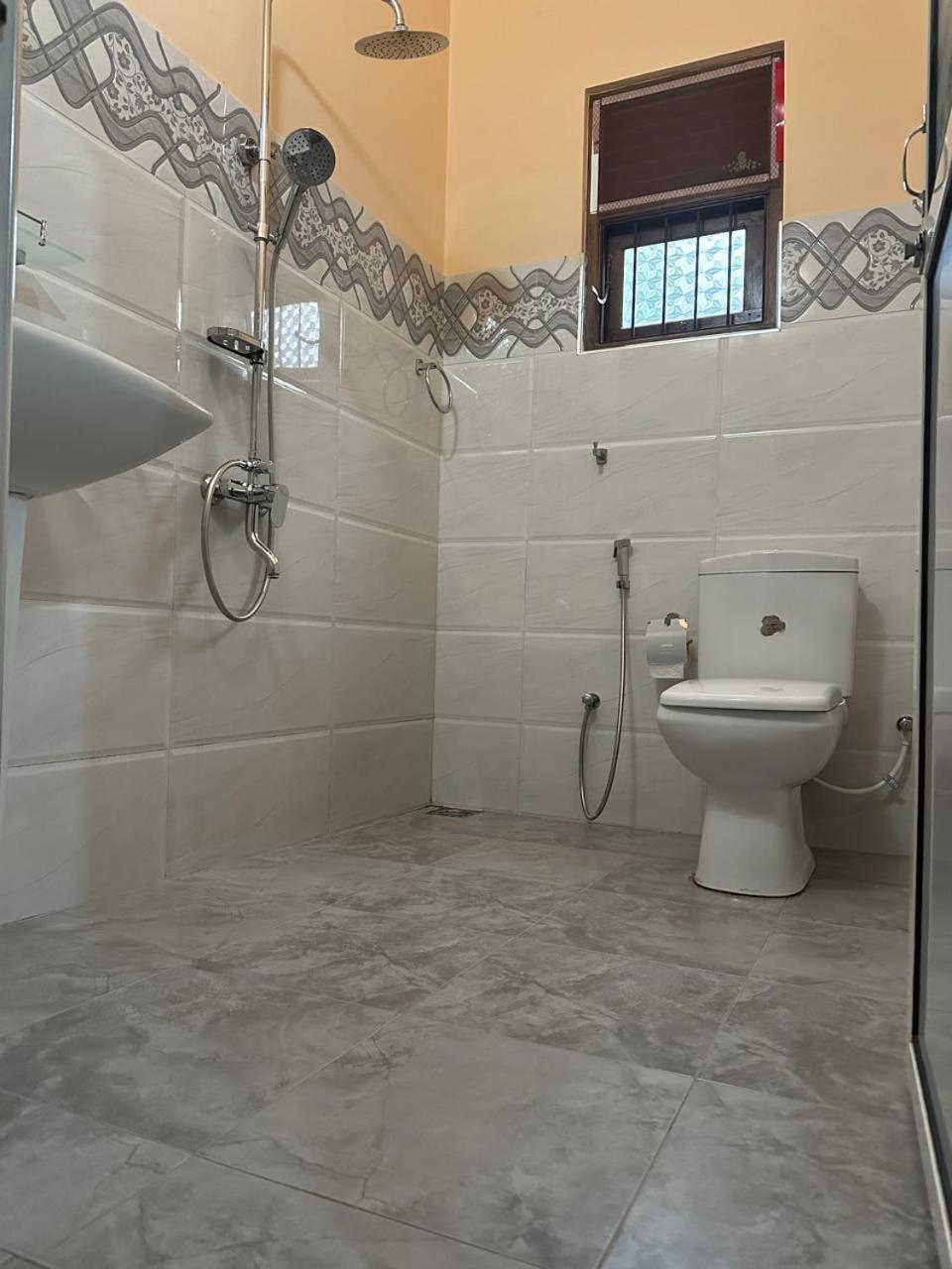 Lahiru Airport Villa Andiambalama Esterno foto