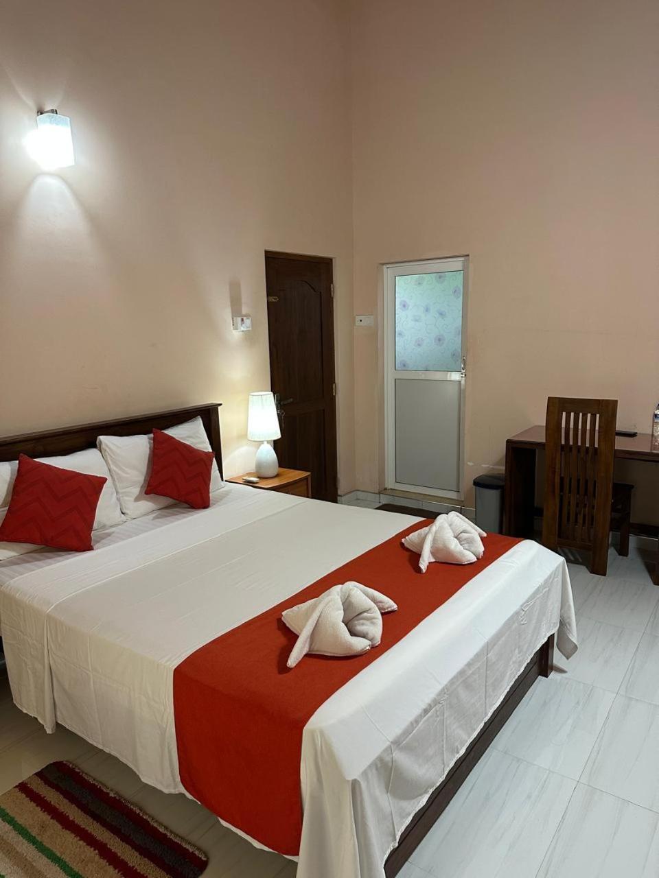 Lahiru Airport Villa Andiambalama Esterno foto