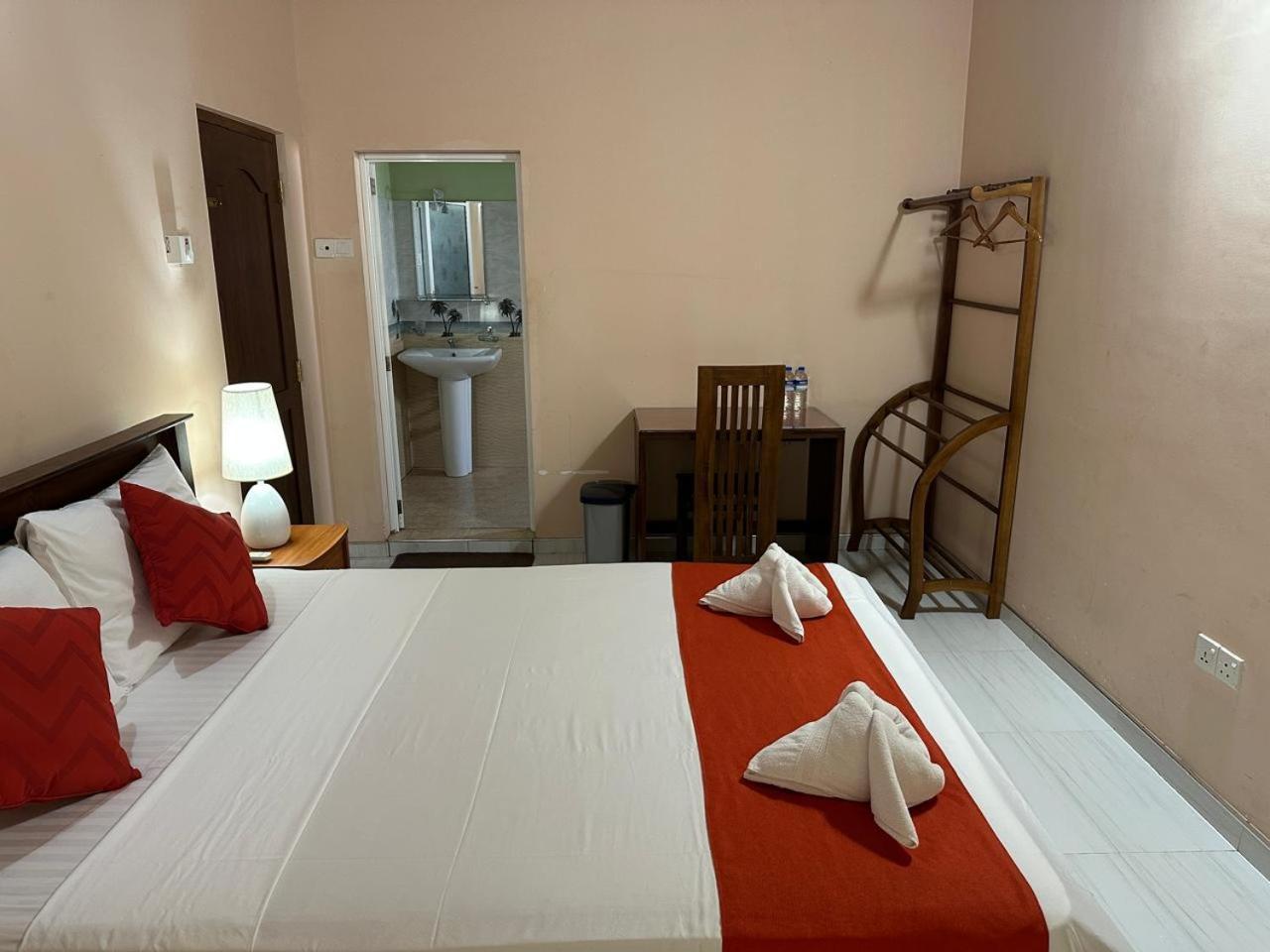 Lahiru Airport Villa Andiambalama Esterno foto