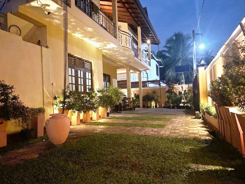 Lahiru Airport Villa Andiambalama Esterno foto