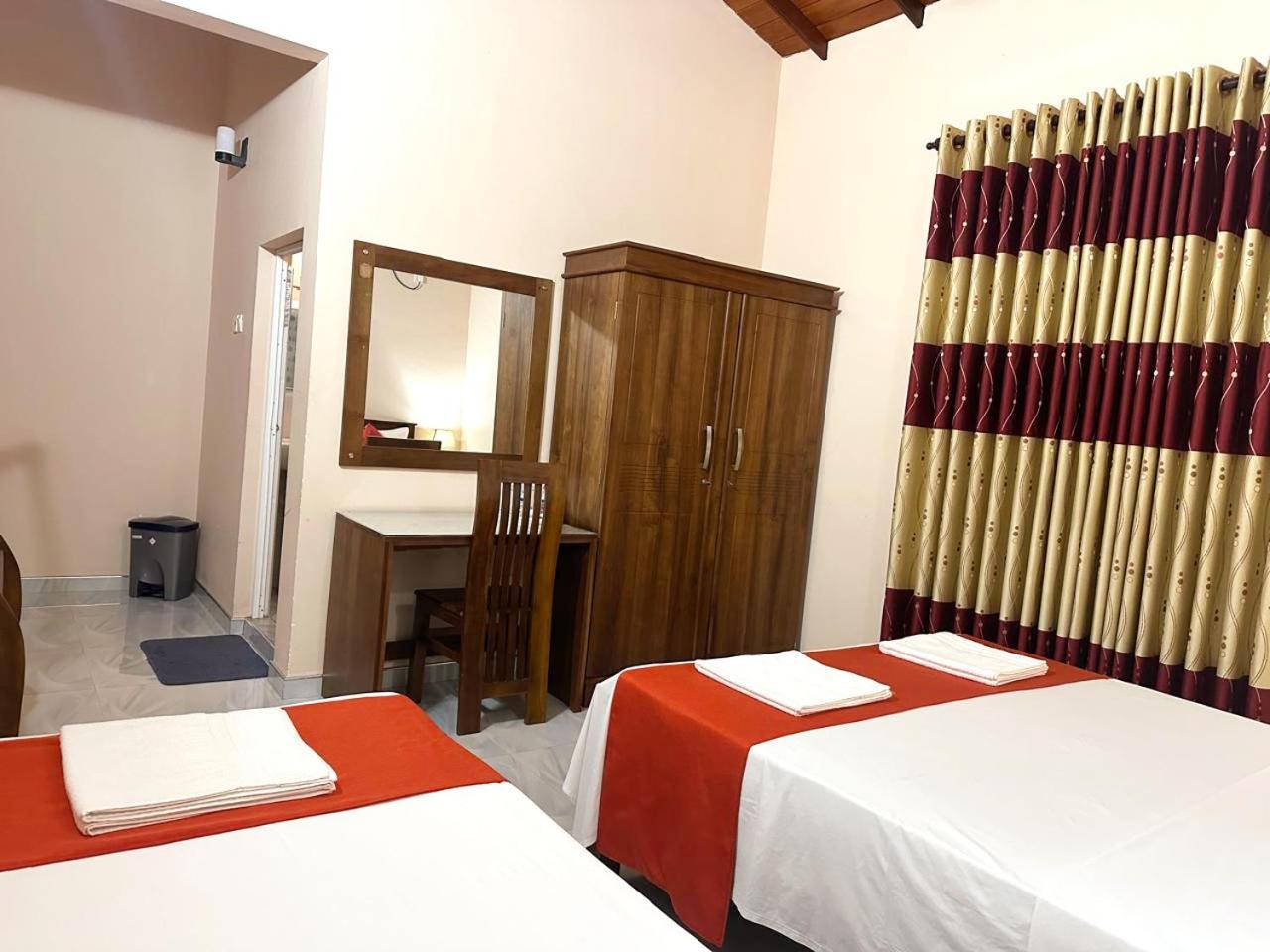 Lahiru Airport Villa Andiambalama Esterno foto